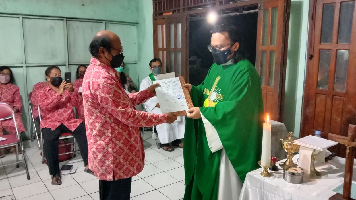 Ketua lingkungan baru bp. Andreas Manuyo menerima SK tugas masa pelayanan 2022-2024