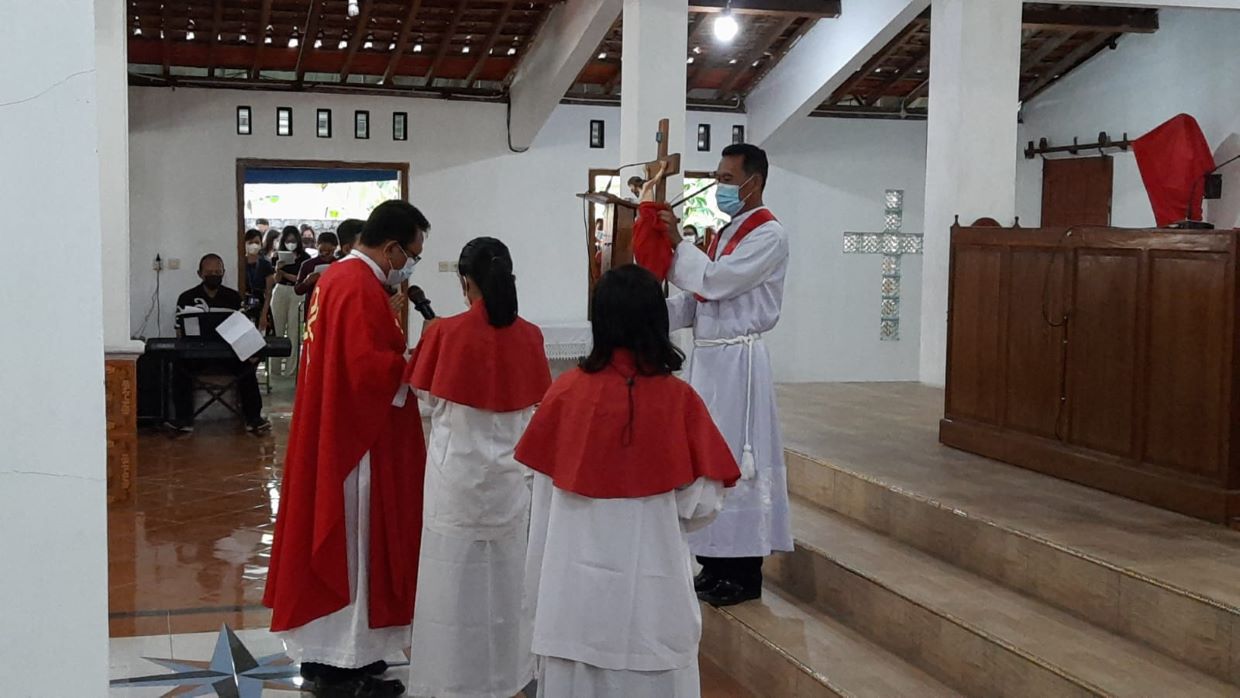 Misa Jumat Agung di Kapel Semanu