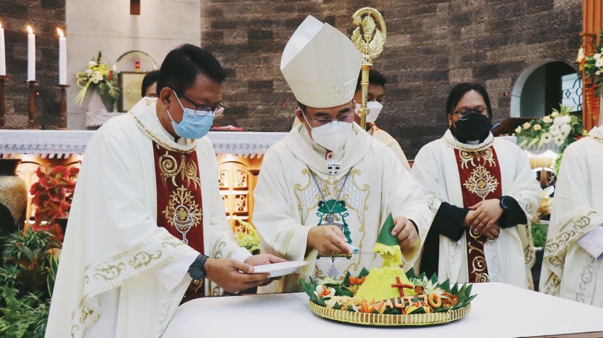 Pemotongan Tumpeng oleh Mgr. Robertus Rubiyatmoko.