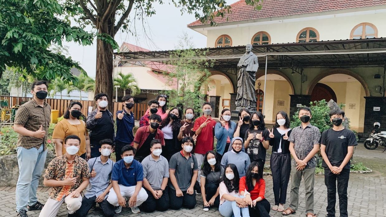 Foto Bersama Antara Misdinar Wonosari dan Misdinar Katedral Semarang