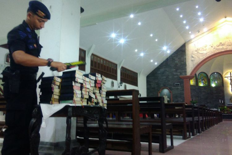 Sterilisasi Gereja Petrus Kanisius Wonosari dilakukan Tim Gegana Brimob Polda DIY sebagai wujud pengamanan natal beberapa tahun lalu.