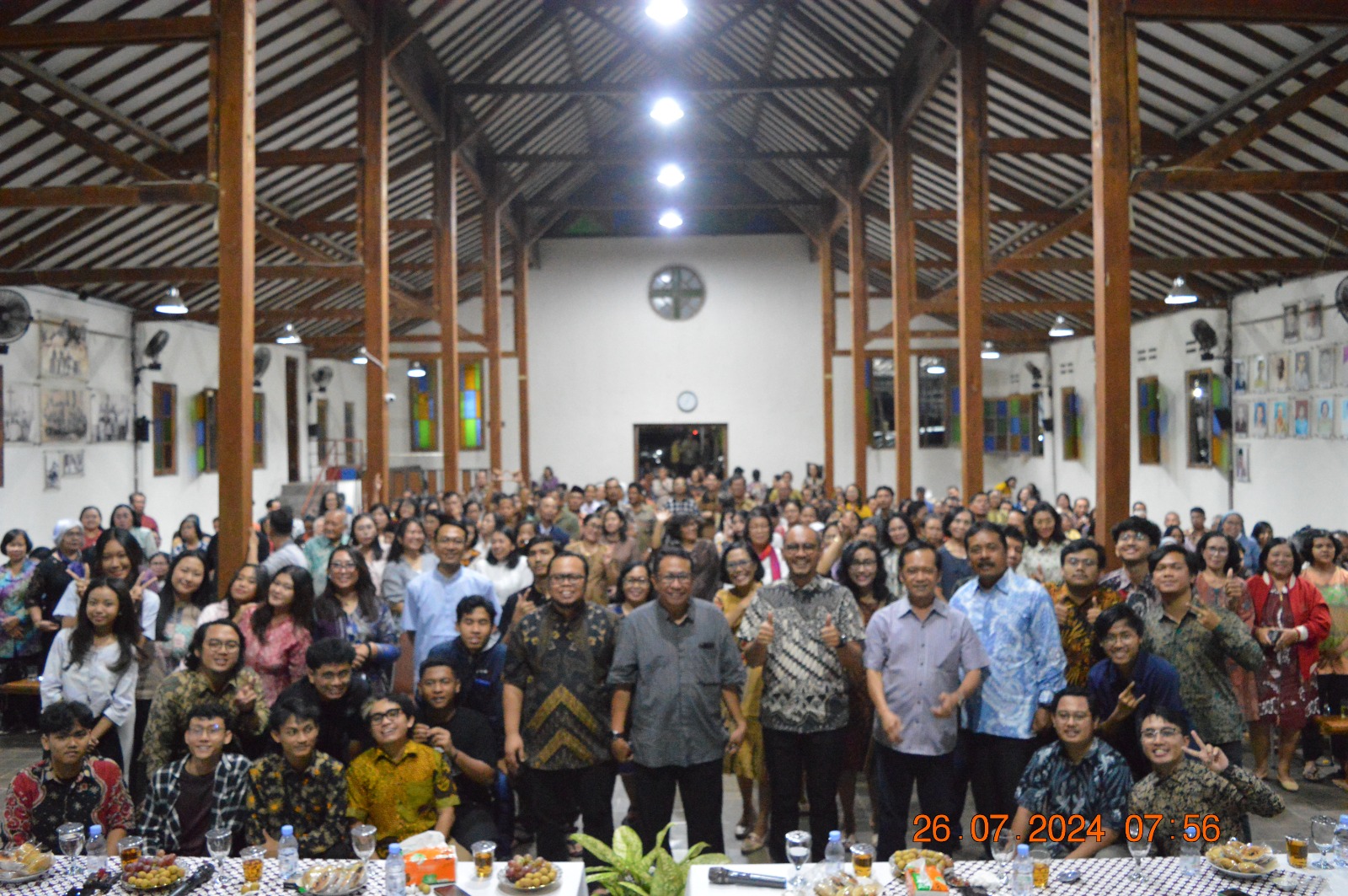 Foto Bersama Acara Pisah Sambut Romo Adi dan Romo Riyanto di Aula Ignatius Loyola